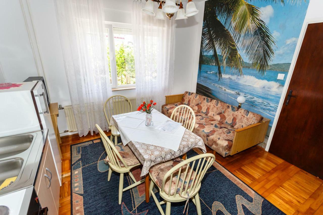 Apartmani Jelica Krk Town Esterno foto